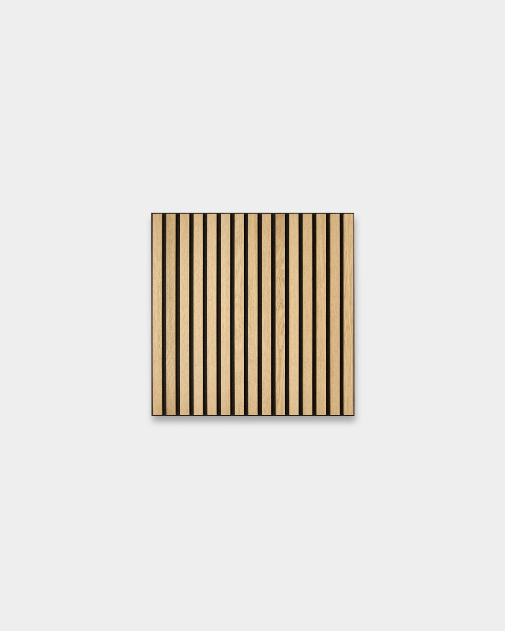 WoodUpp Akupixel Classic Oak Painel acústico, 60x60cm, com ripas de madeira de carvalho claro vertical e faixas de feltro black sobre um fundo cinzento-claro.